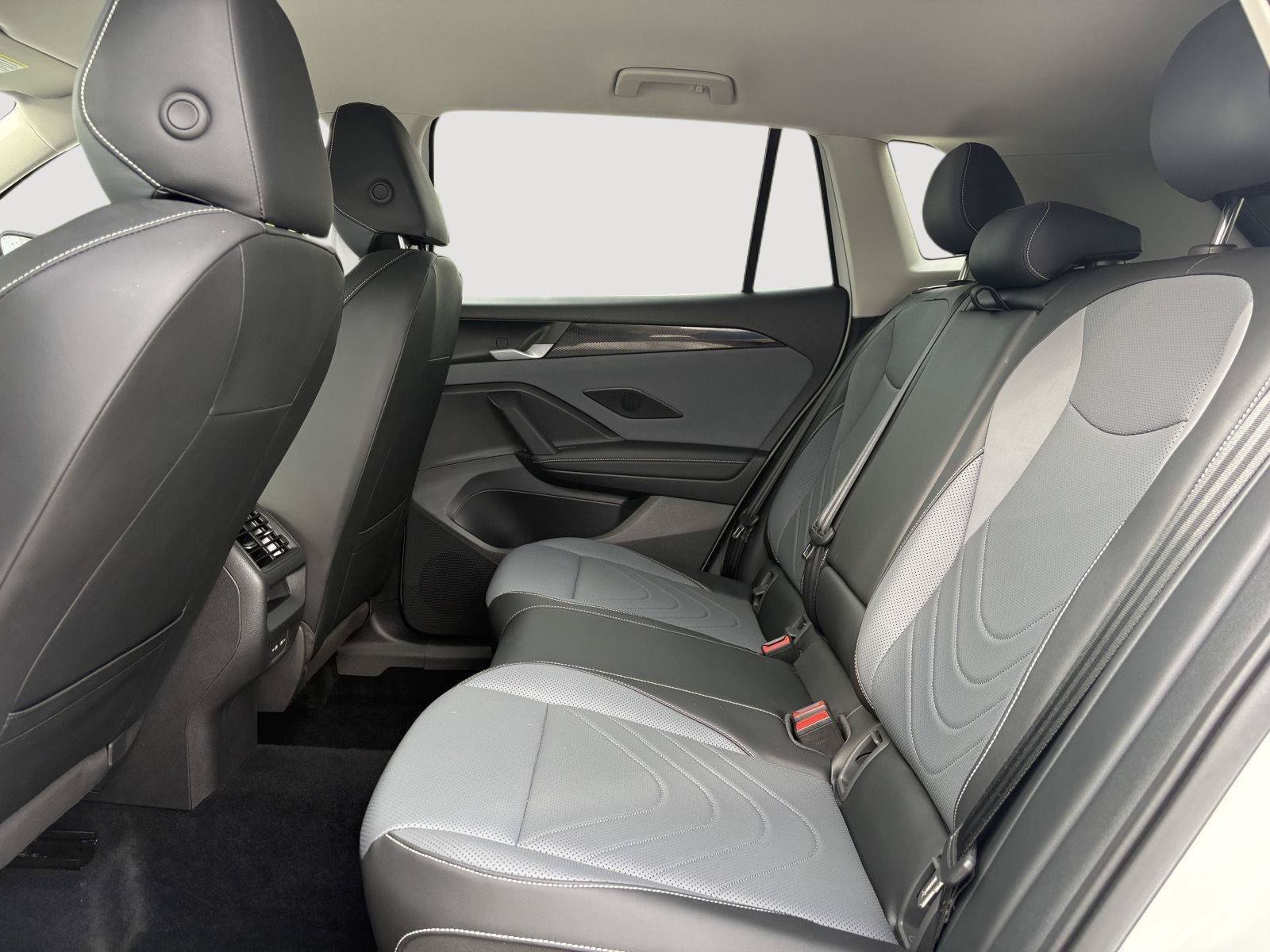 Certified 2025 Volkswagen Tiguan SE AWD/4WD image 11