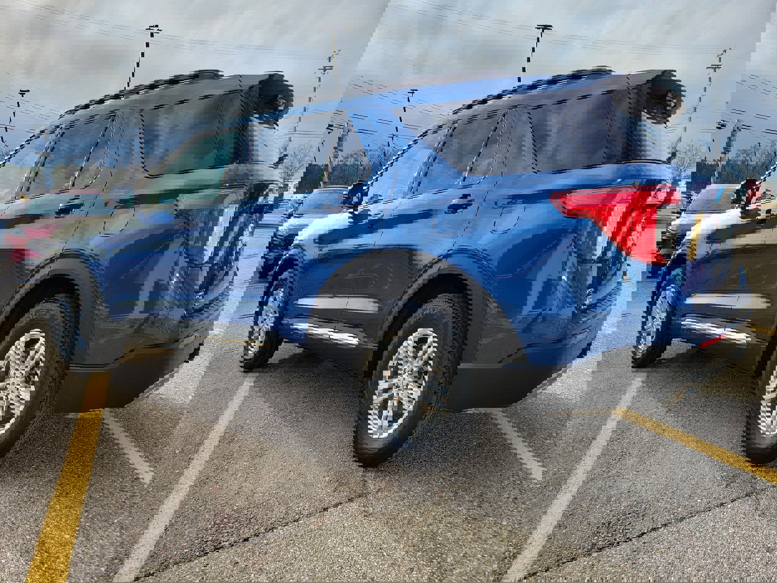 Used 2023 Ford Explorer XLT w/ Equipment Group 202A image 3