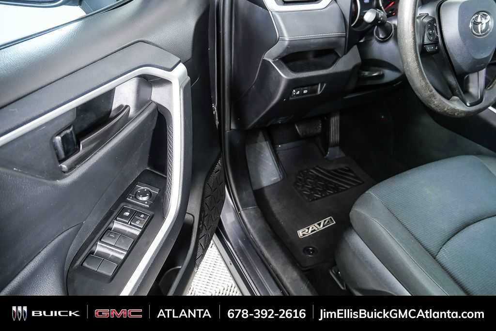 Used 2021 Toyota RAV4 LE image 7