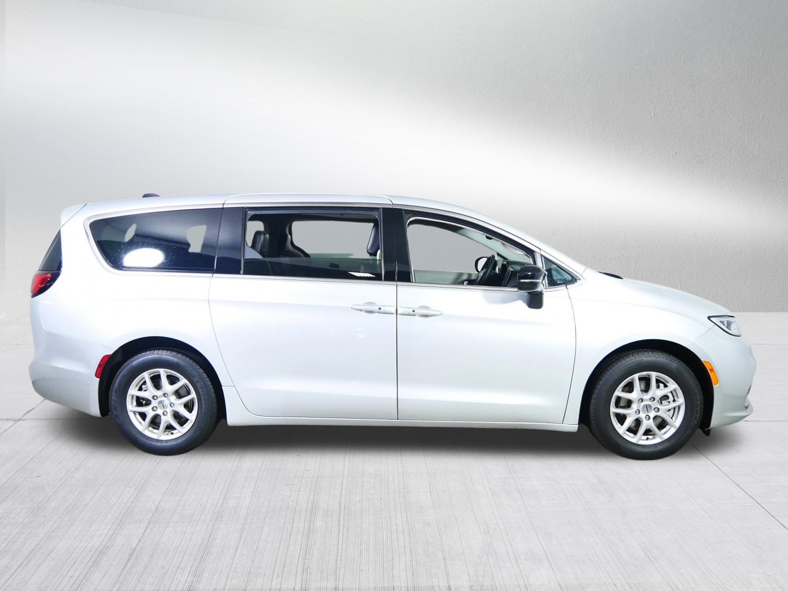 Used 2024 Chrysler Pacifica Touring-L image 8