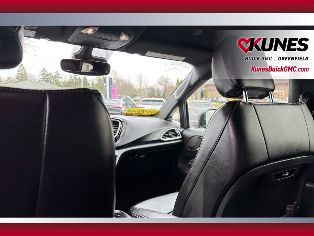 Used 2025 Chrysler Pacifica Select image 40