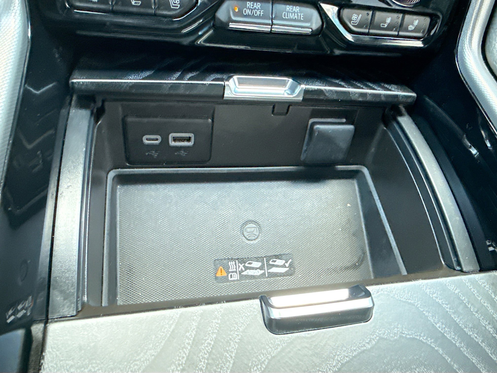 Used 2024 GMC Yukon XL Denali image 31