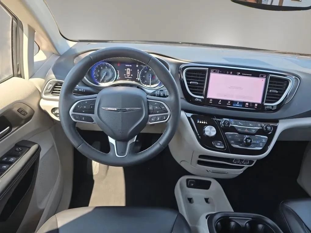 Used 2023 Chrysler Pacifica Touring-L FWD image 12