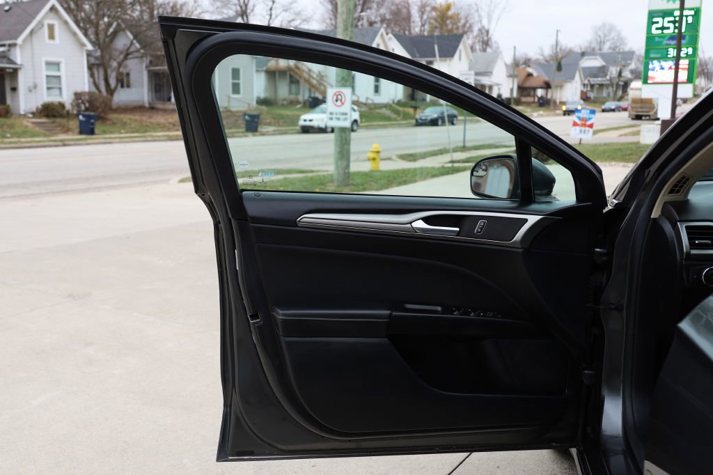 Used 2017 Ford Fusion SE w/ Fusion SE Technology Package image 10