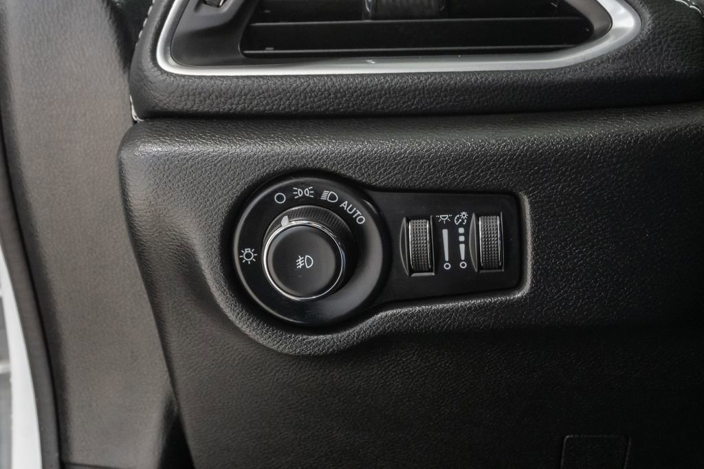 Used 2023 Chrysler Pacifica Limited w/ Uconnect Theater Family Group image 14