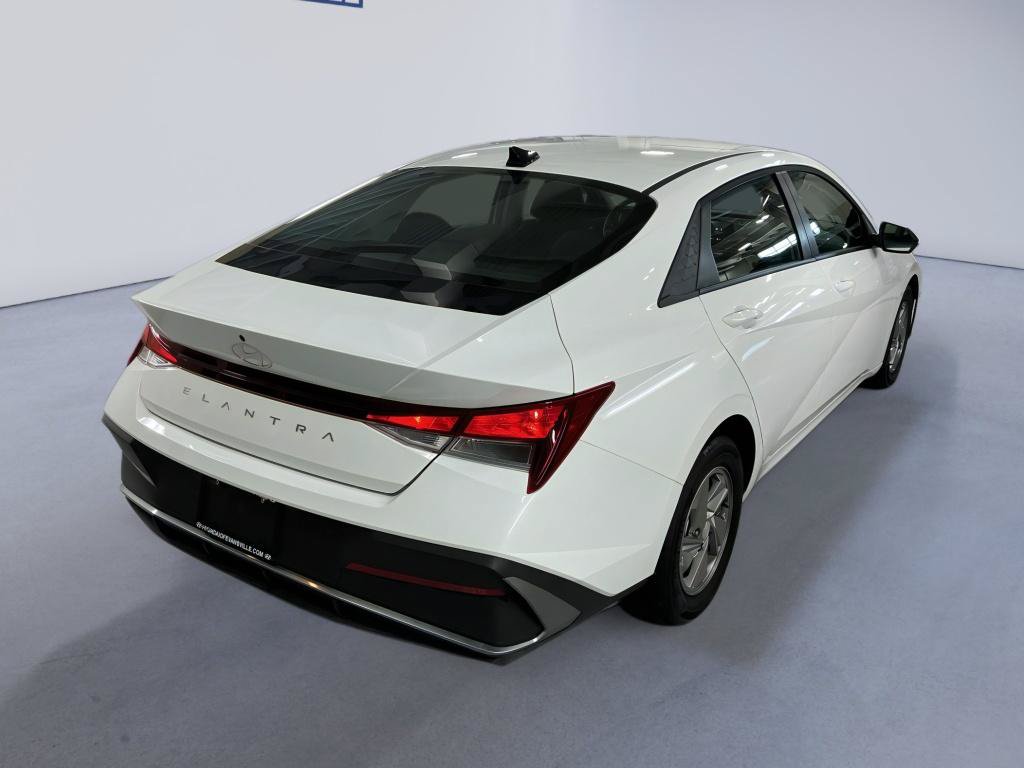 Certified 2025 Hyundai Elantra SE FWD image 4