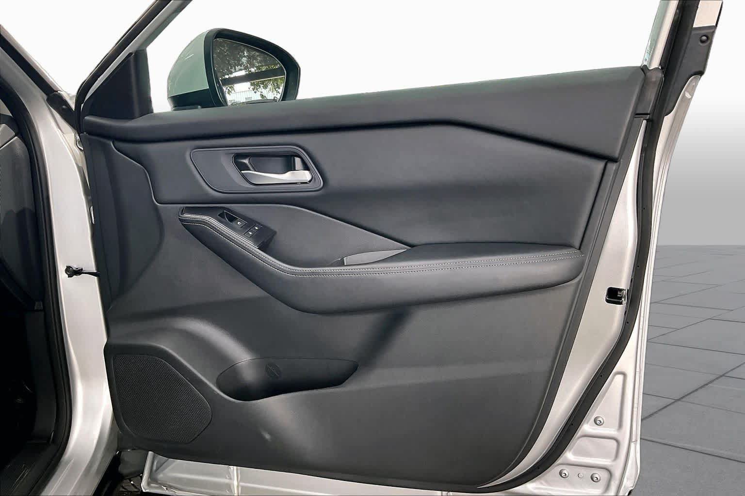 Used 2025 Nissan Rogue SV FWD image 45