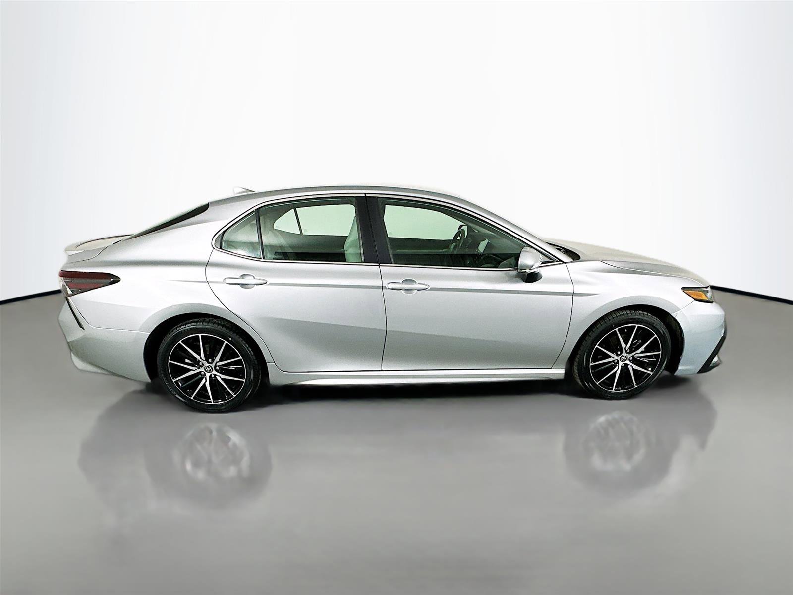 Used 2024 Toyota Camry SE image 8