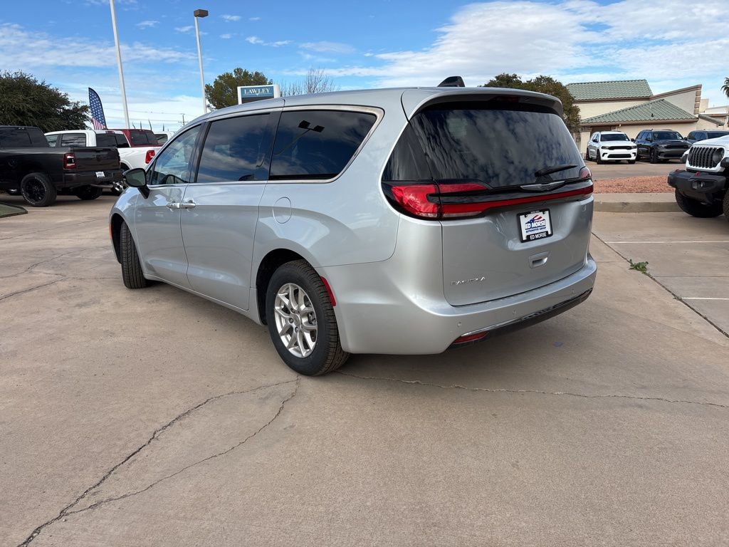 Used 2024 Chrysler Pacifica Touring-L image 7
