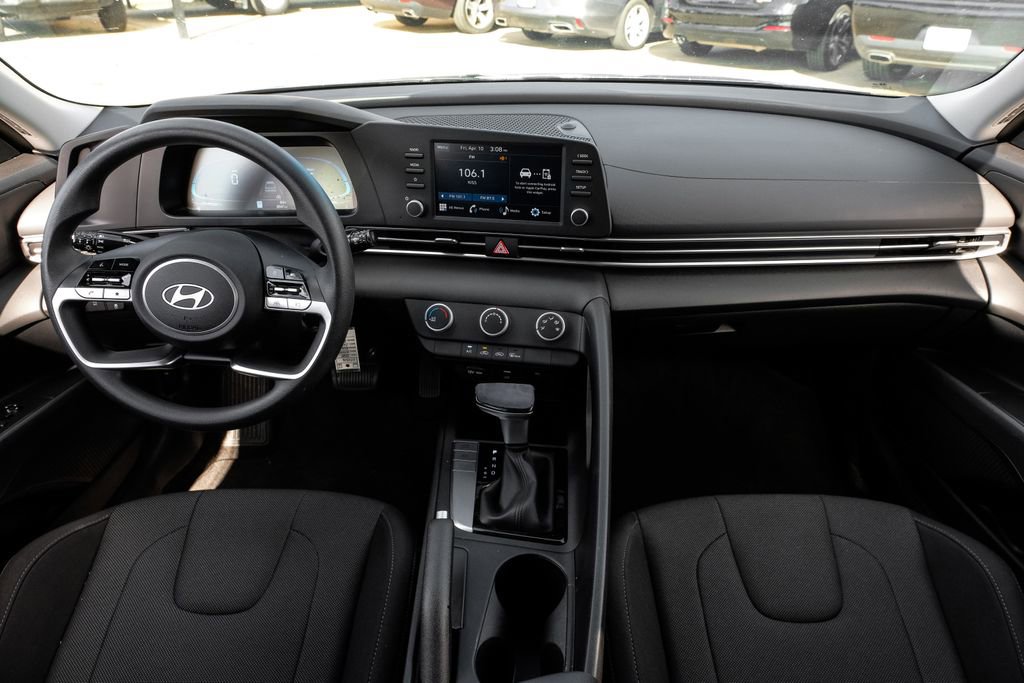 Used 2025 Hyundai Elantra SE image 19