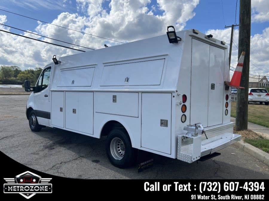 Used 2019 Freightliner Sprinter 3500 w/ Premium Package image 9