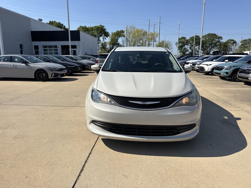 Used 2017 Chrysler Pacifica Touring image 6