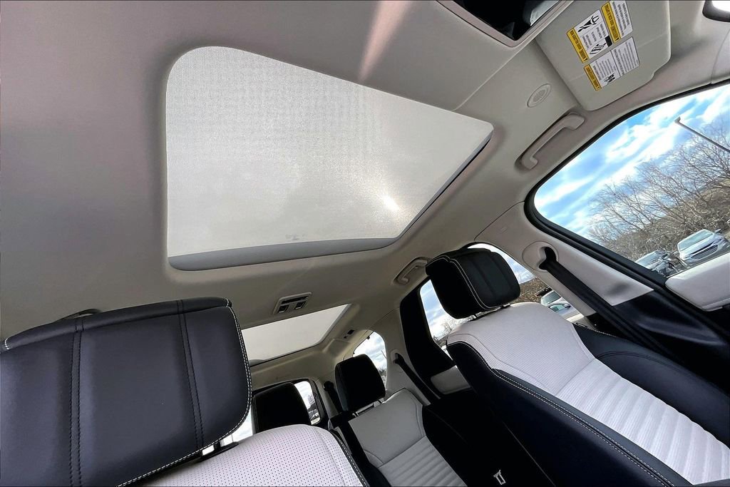 Used 2025 Land Rover Discovery Dynamic SE AWD/4WD image 29