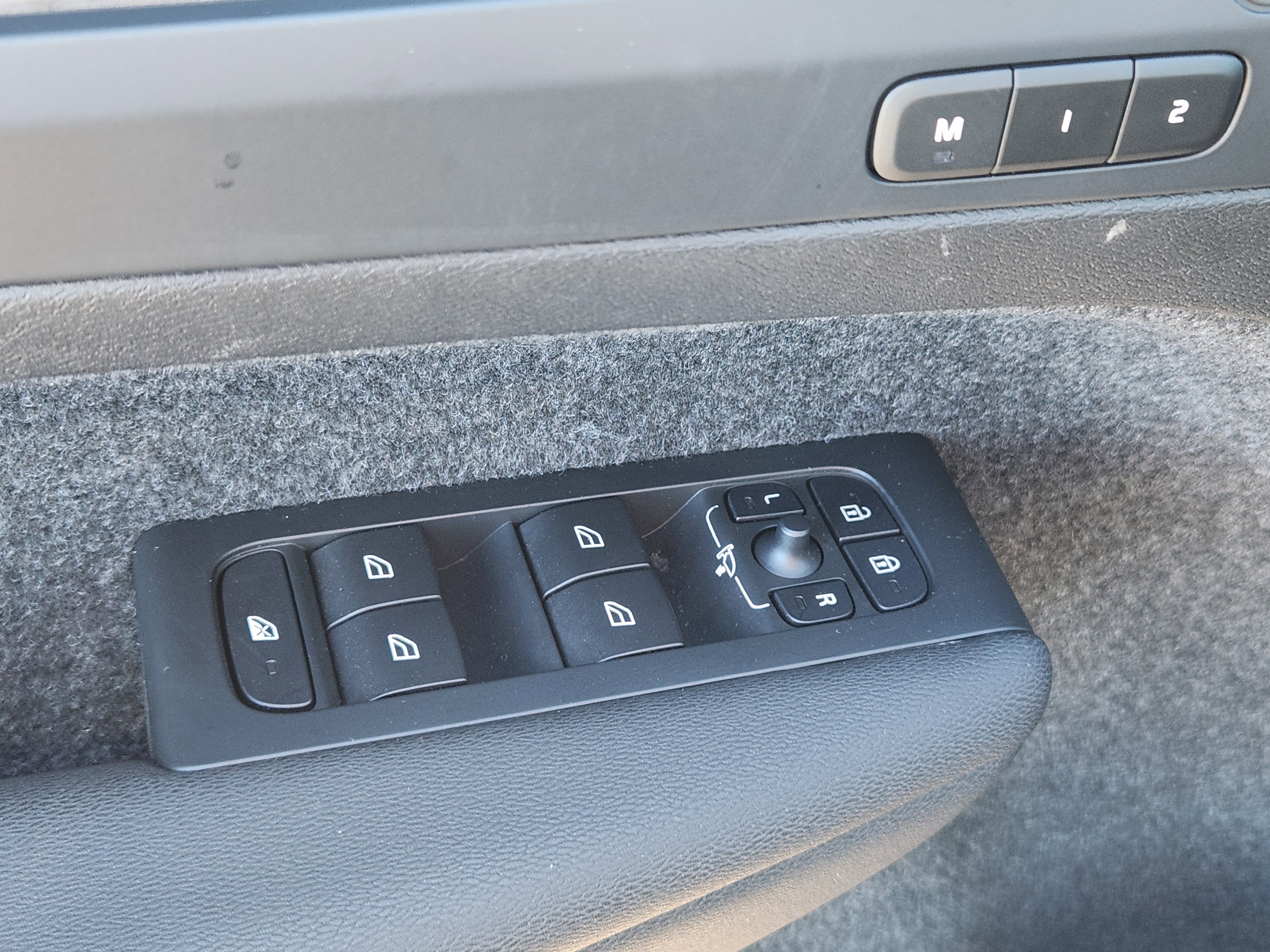 Used 2024 Volvo XC40 Recharge Plus w/ Protection Package Premier image 24