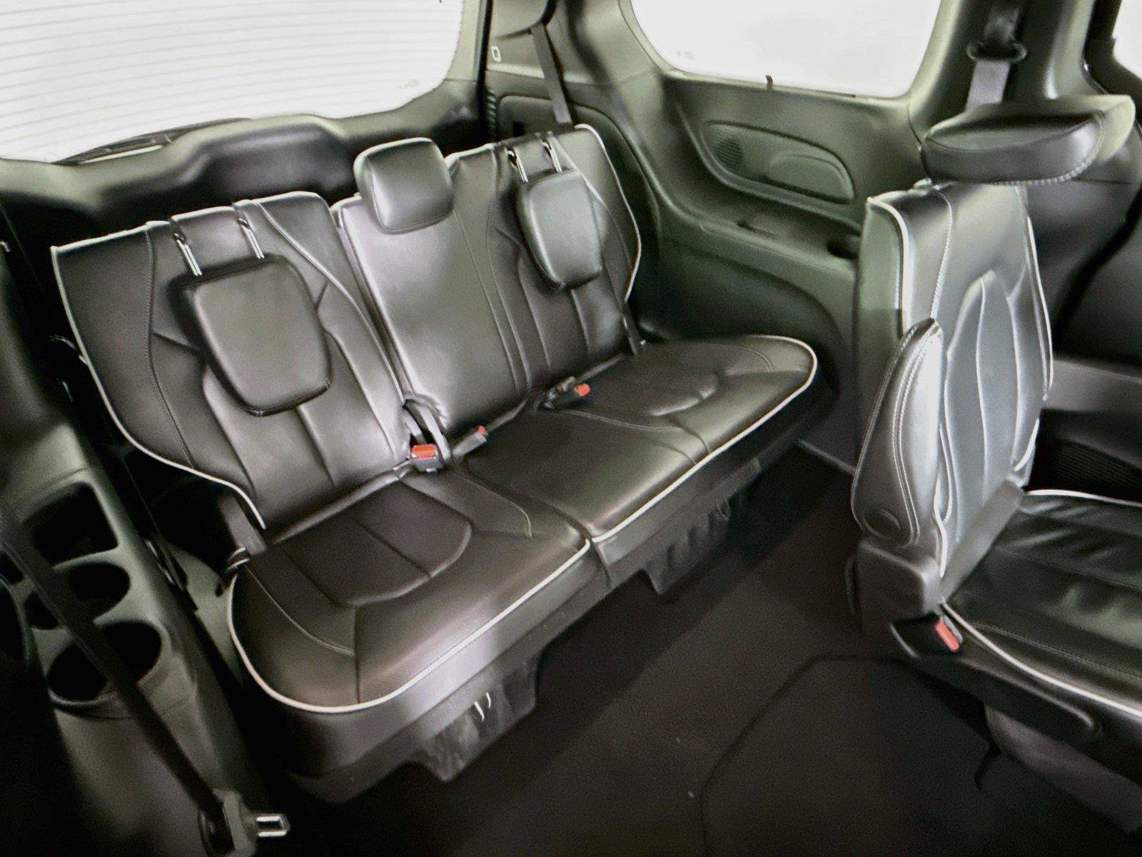 Used 2025 Chrysler Pacifica Limited FWD image 28