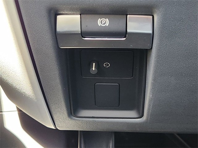 Used 2025 Land Rover Defender 130 X-Dynamic SE image 21