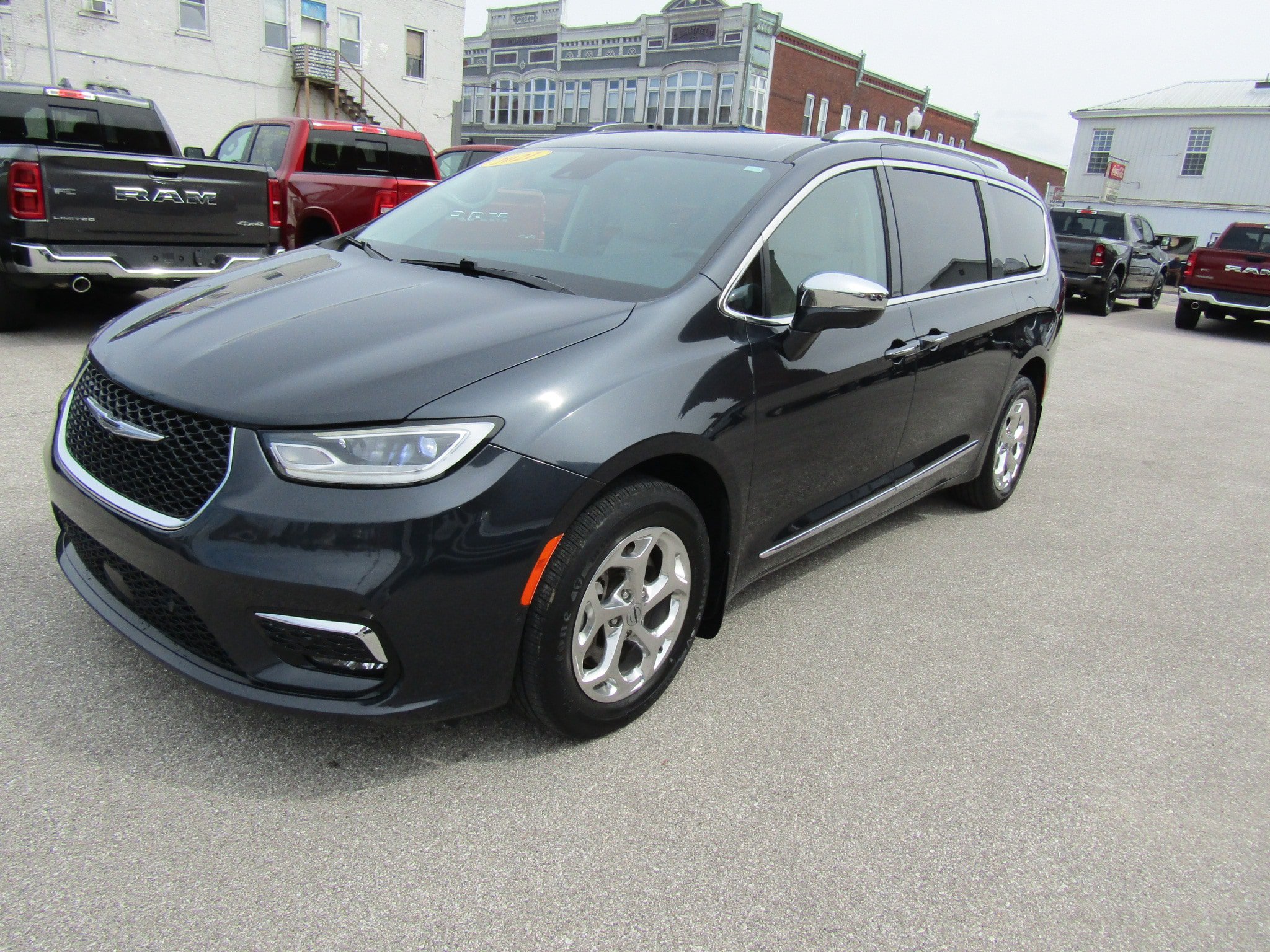 Used 2021 Chrysler Pacifica Limited w/ Premium & Safety Sphere Group AWD/4WD image 7