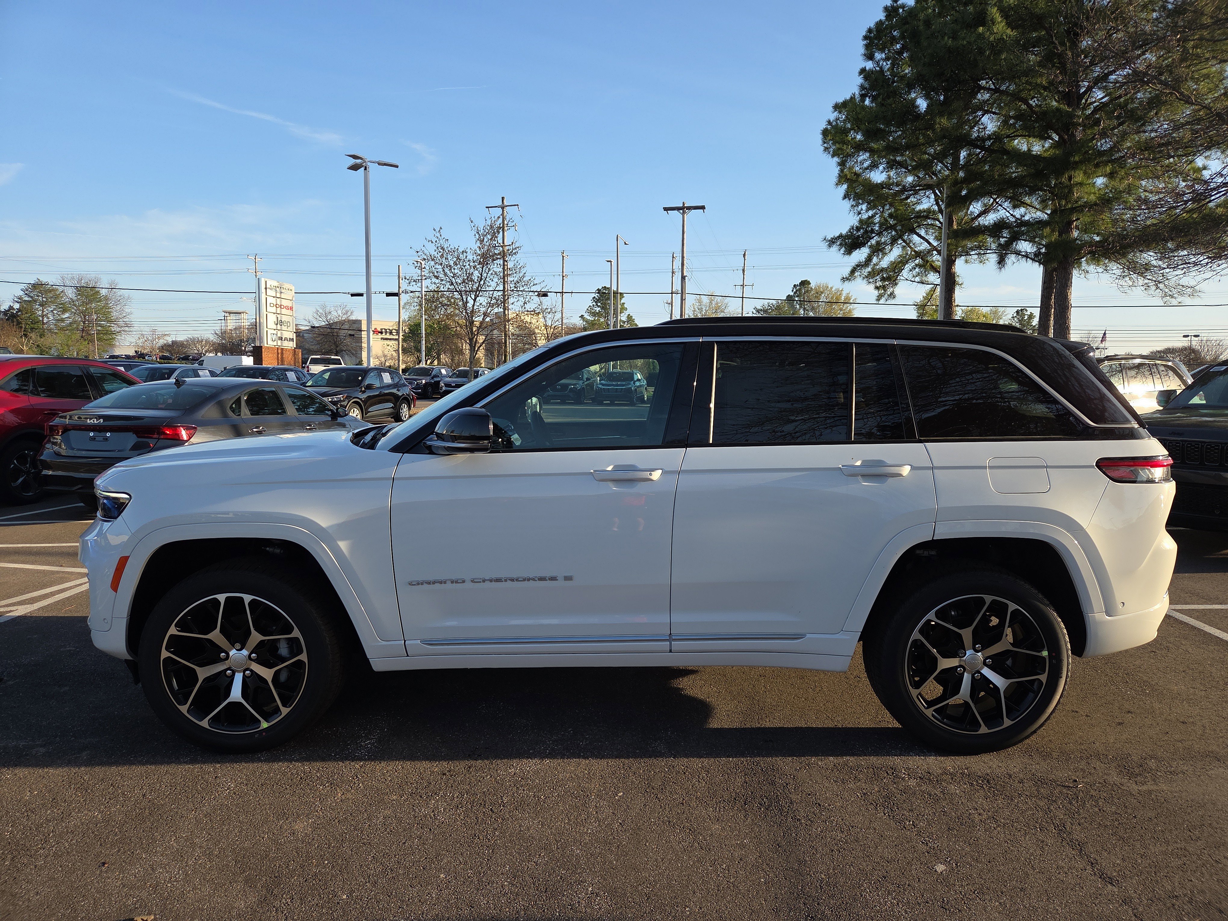 New 2025 Jeep Grand Cherokee Summit image 2