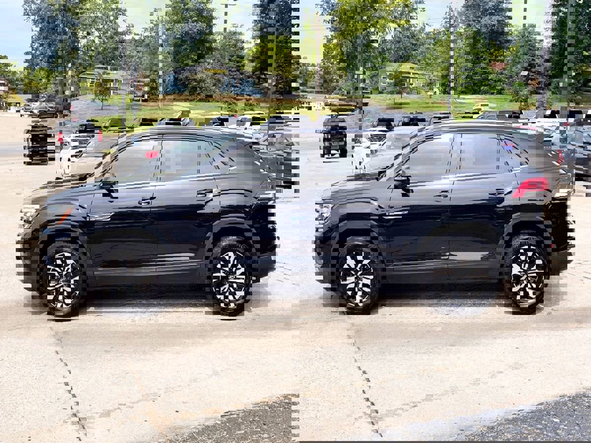 Used 2024 Volkswagen Atlas Cross Sport SE image 3