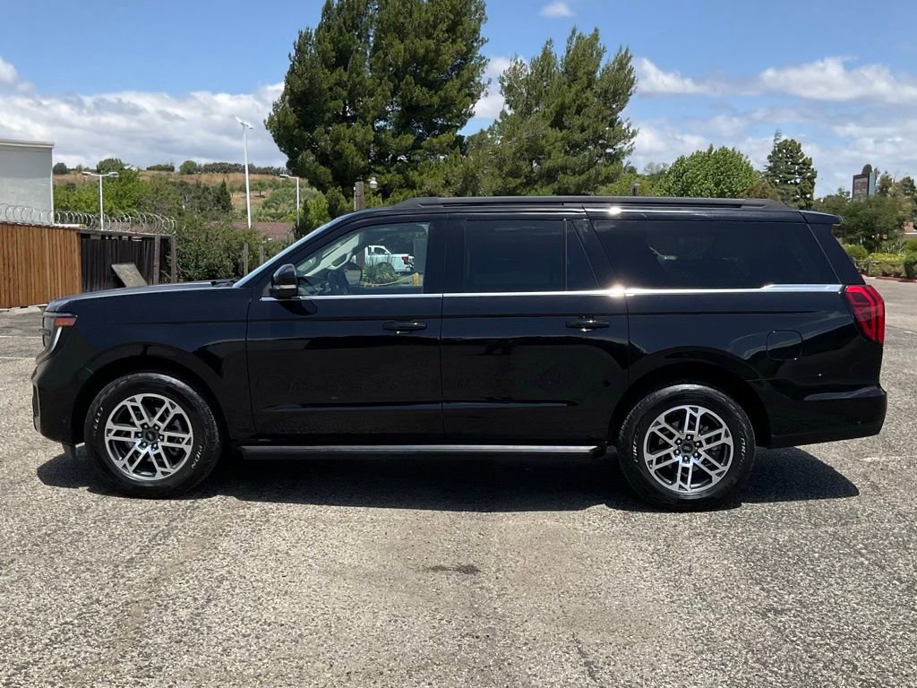 Used 2025 Ford Expedition Max Active AWD/4WD image 3