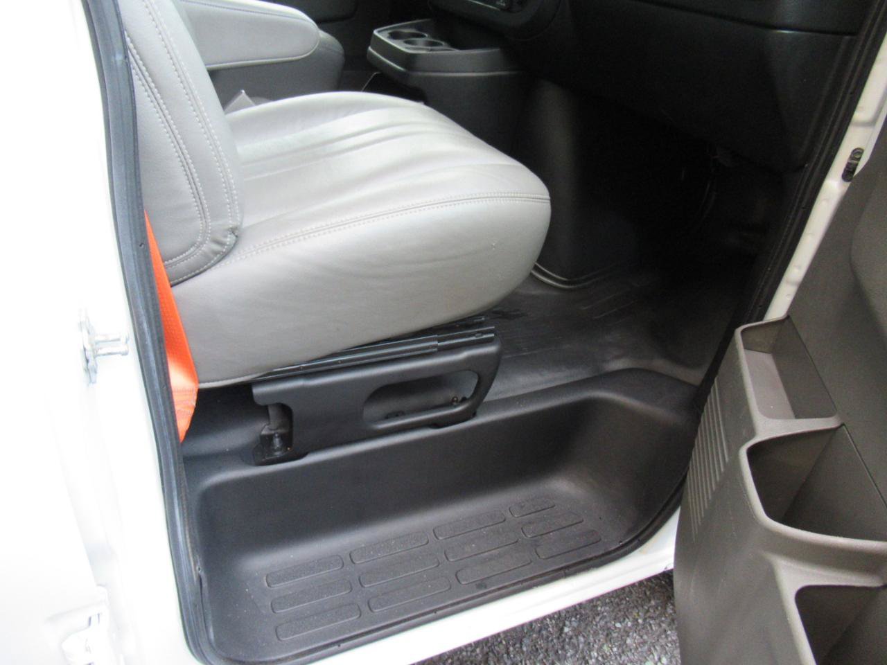 Used 2017 Chevrolet Express 2500 RWD image 12