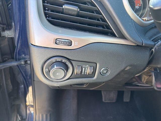 Used 2016 Jeep Cherokee Limited w/ Luxury Group FWD image 12