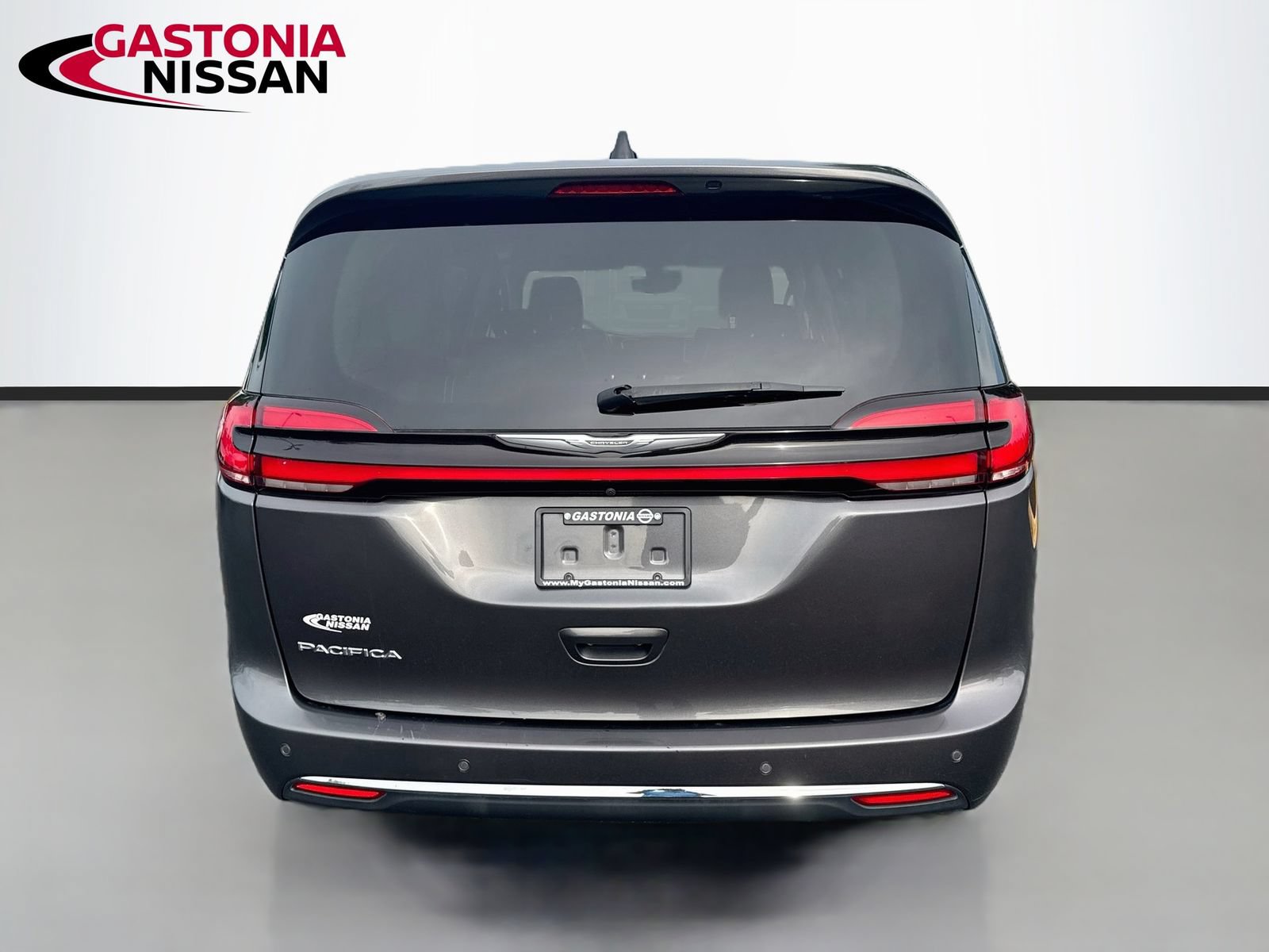 Used 2023 Chrysler Pacifica Touring-L FWD image 5