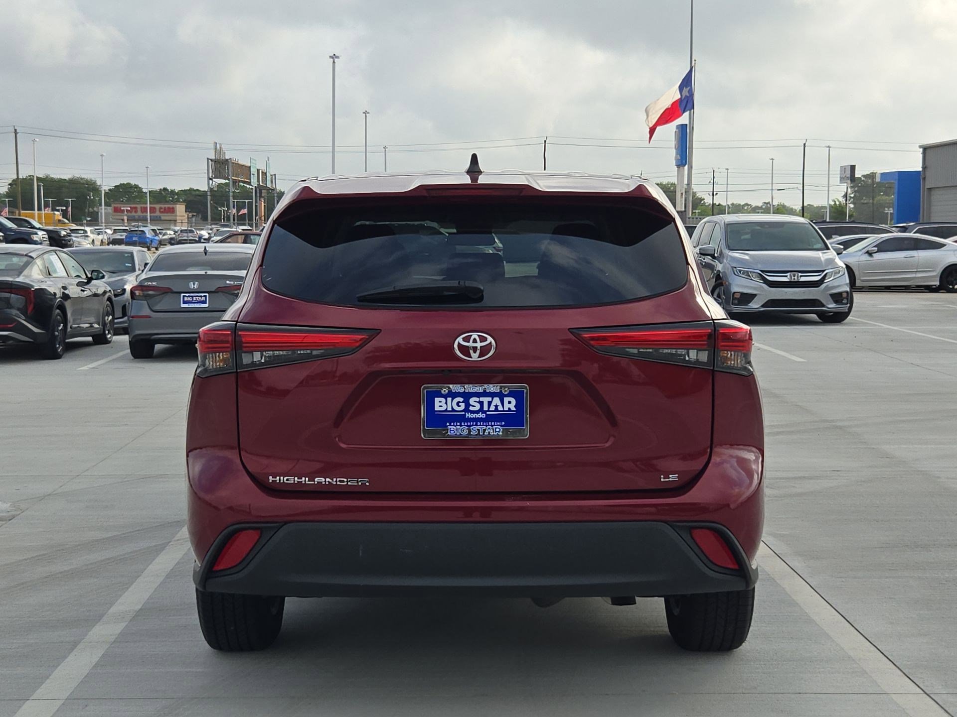 Used 2023 Toyota Highlander LE FWD image 5