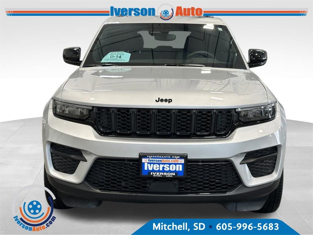 Used 2024 Jeep Grand Cherokee Altitude image 3