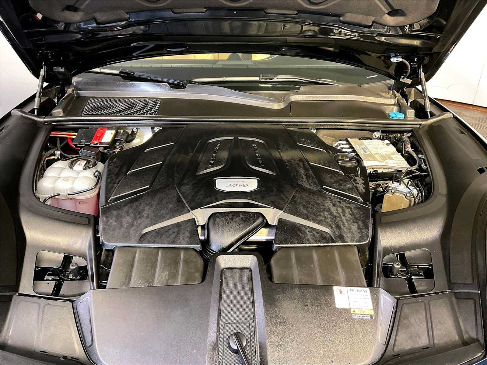 Certified 2022 Porsche Cayenne Platinum Edition AWD/4WD image 32