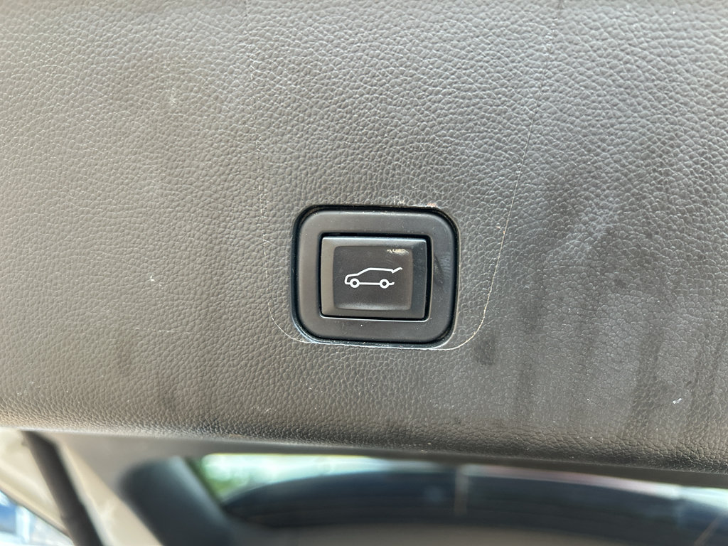 Used 2023 Chevrolet Traverse RS FWD image 14