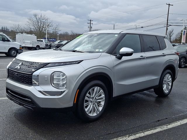 Used 2022 Mitsubishi Outlander ES image 3