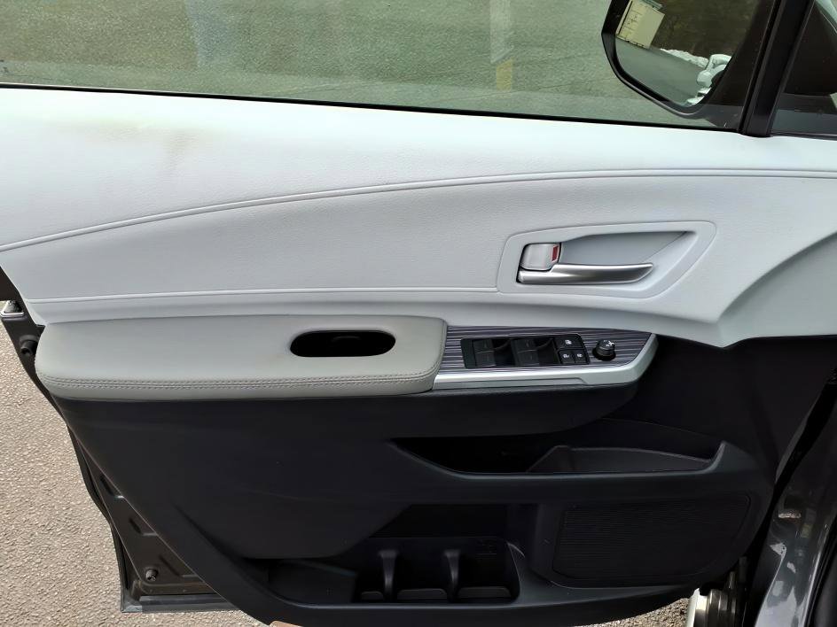 Used 2025 Toyota Sienna XLE image 17