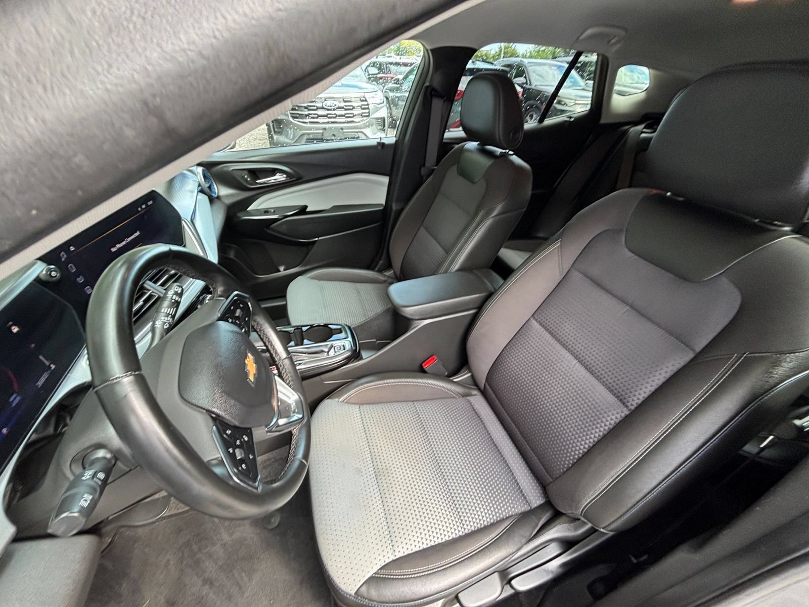 Used 2025 Chevrolet Trax LT w/ LT Convenience Package FWD image 28