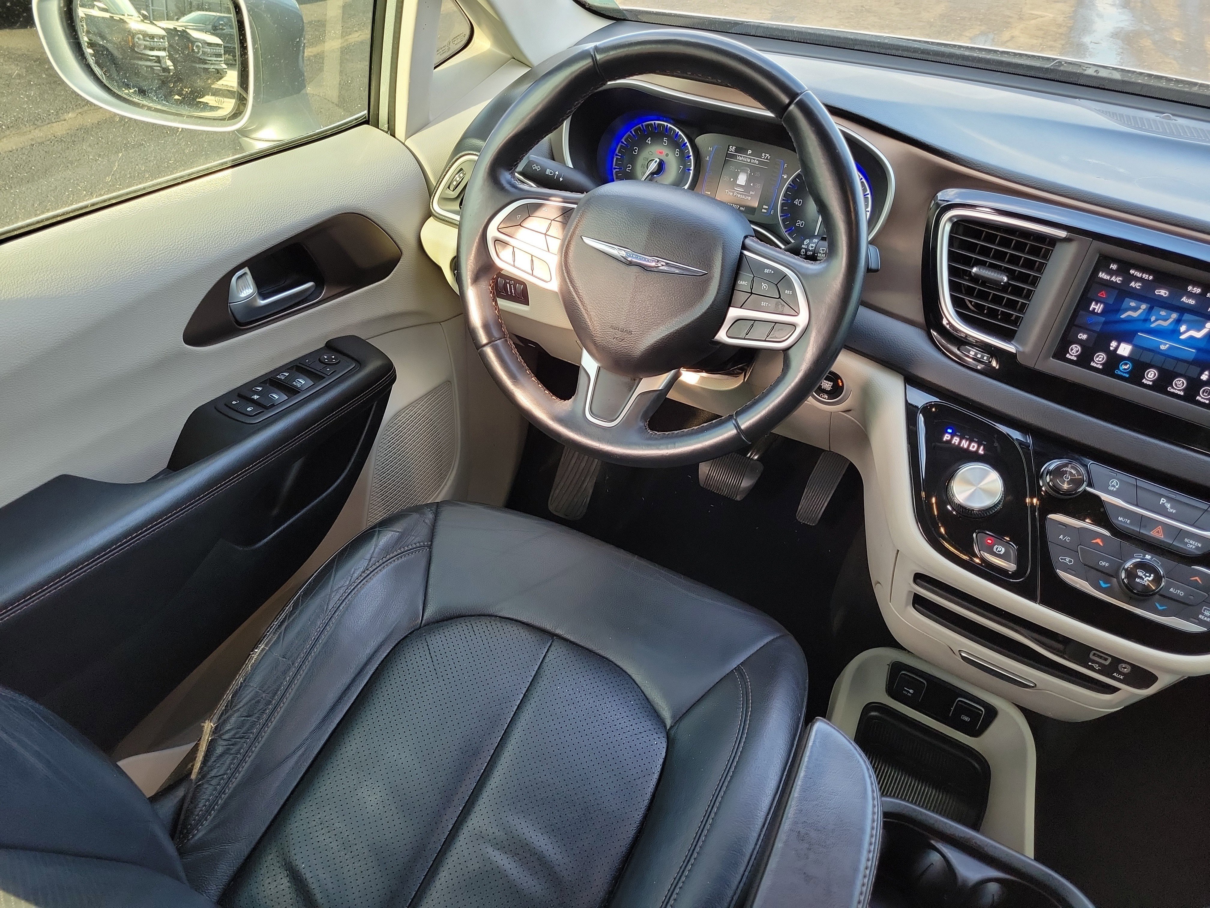 Used 2018 Chrysler Pacifica Touring-L image 13