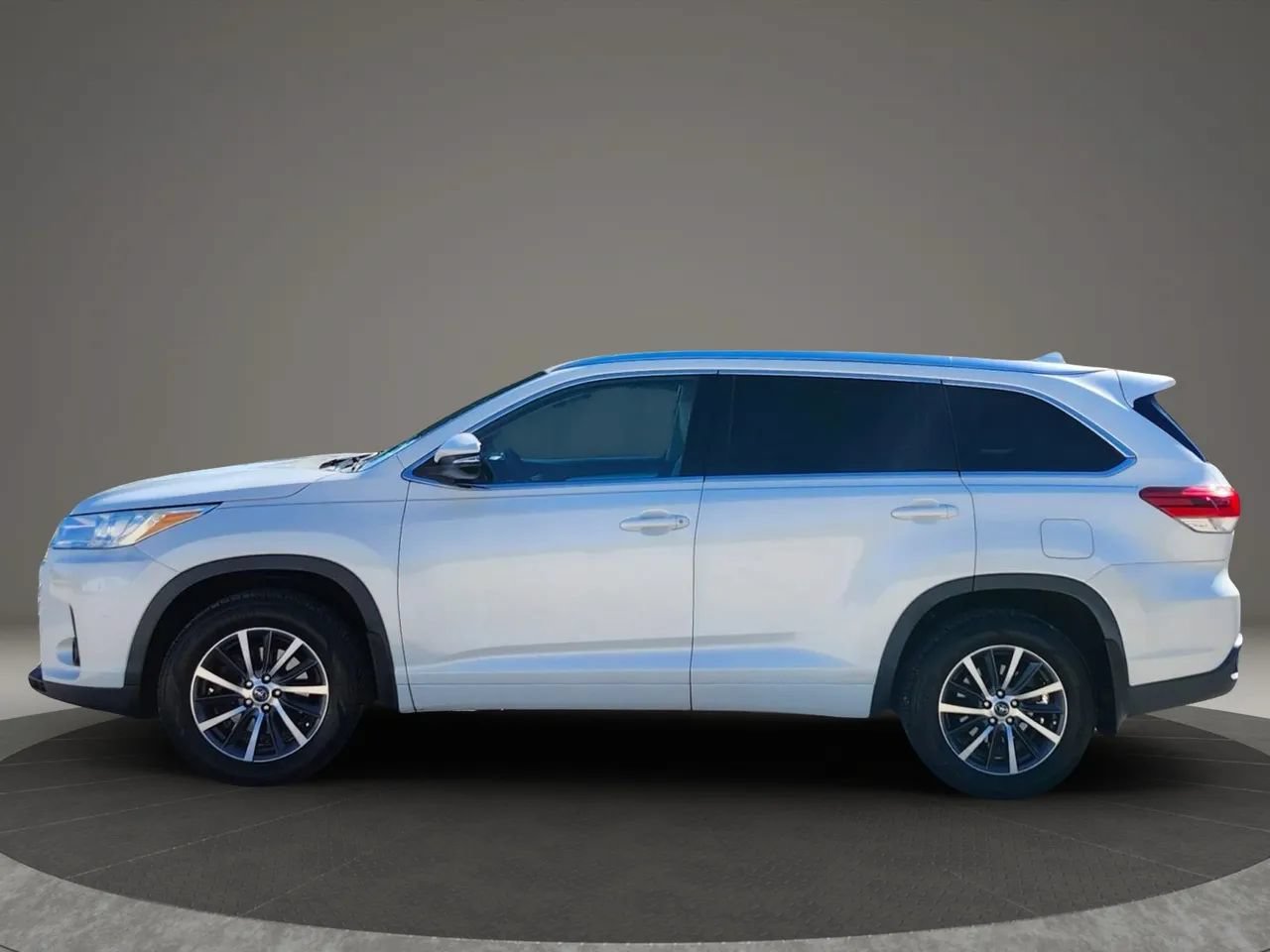 Used 2017 Toyota Highlander AWD V6 image 2