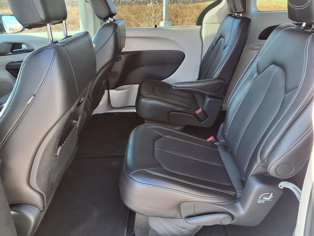 Used 2024 Chrysler Pacifica Touring-L image 25