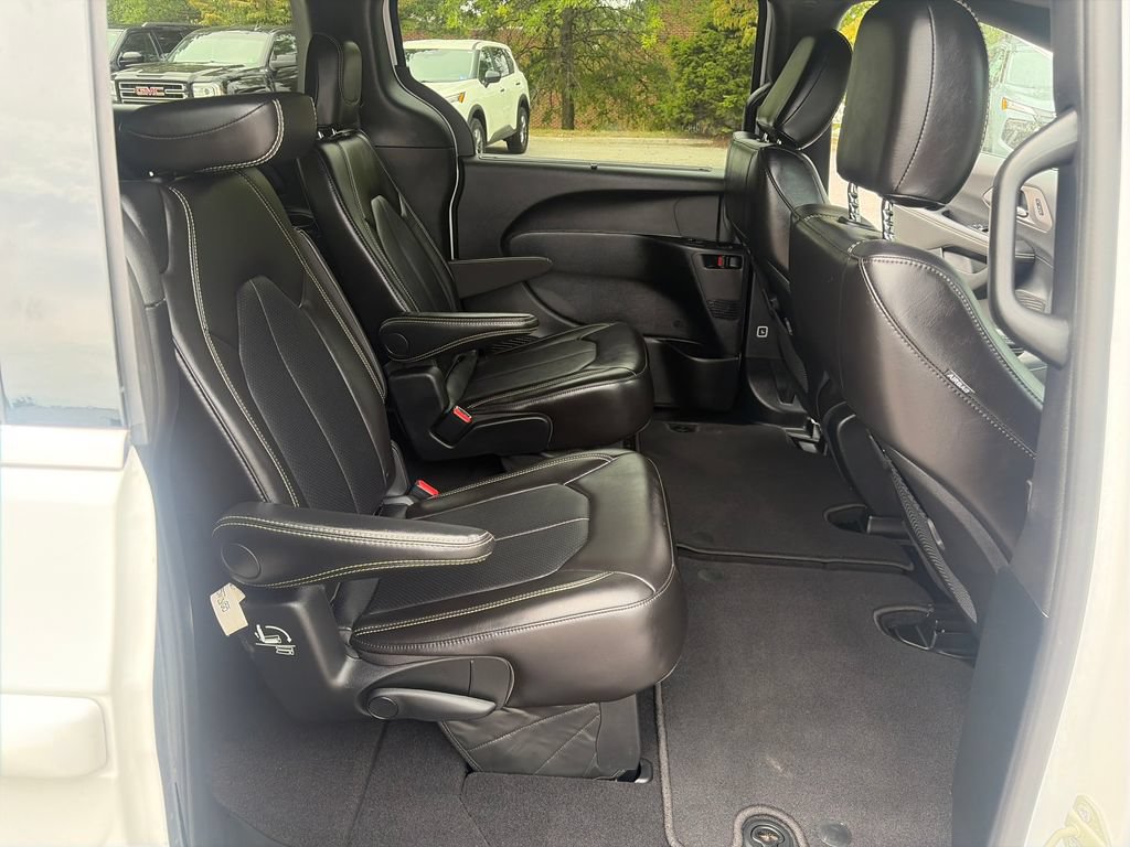 Used 2026 Chrysler Pacifica Select FWD image 40