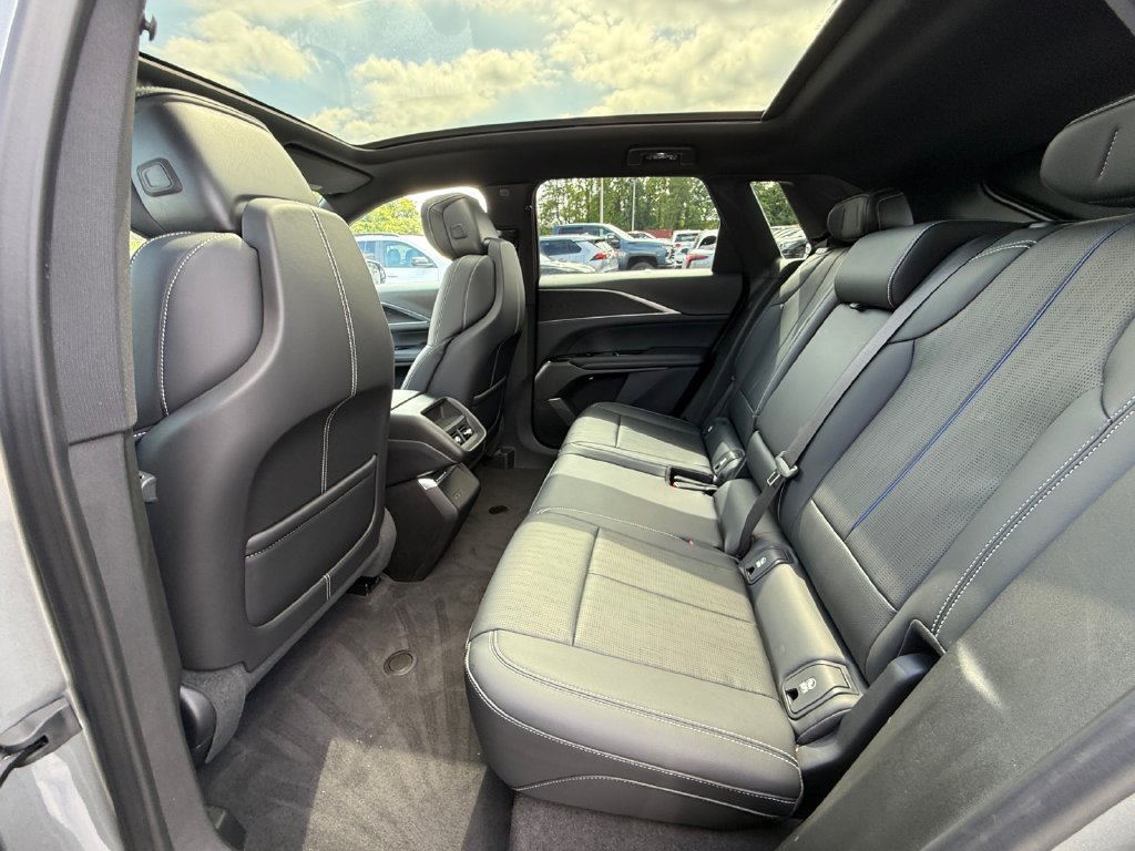 Used 2024 Cadillac Lyriq Luxury AWD/4WD image 25