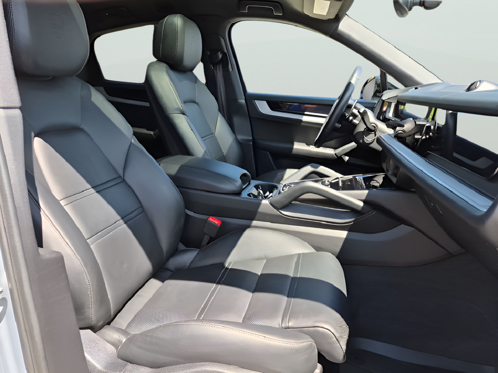 Used 2025 Porsche Cayenne S AWD/4WD image 36