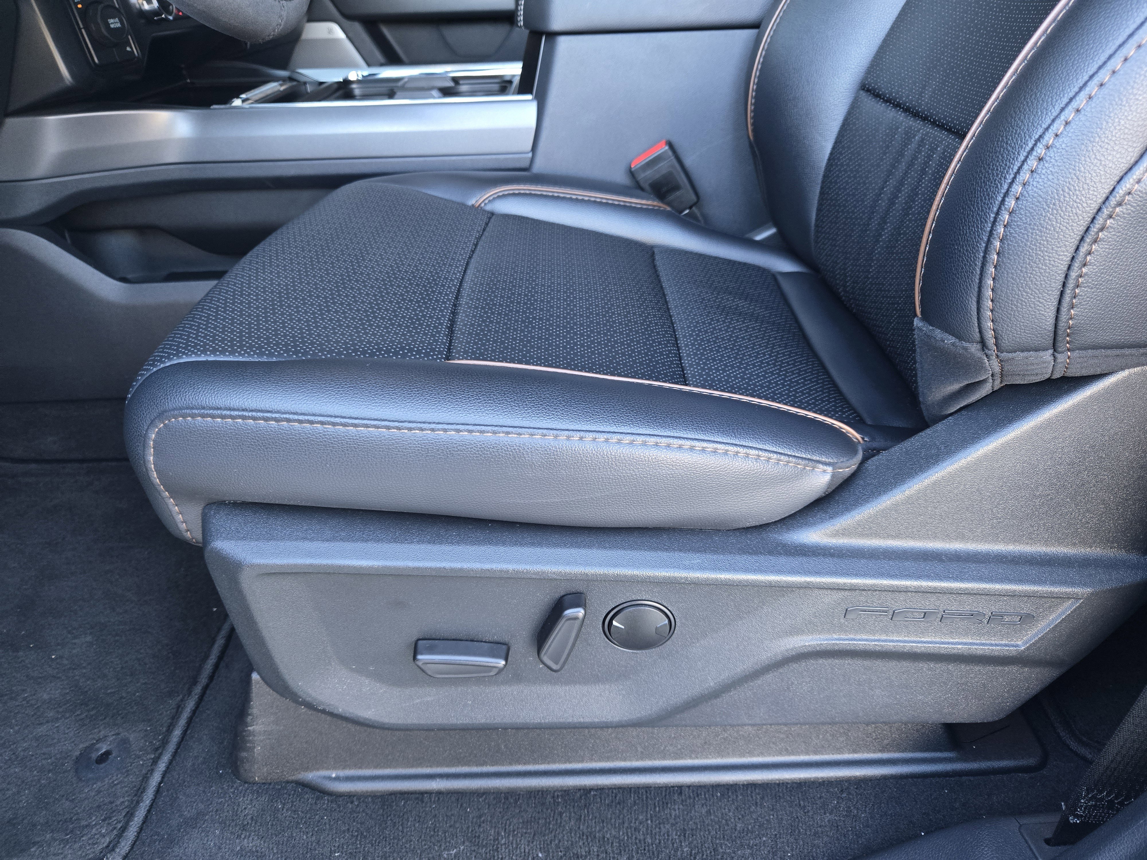 Used 2025 Ford F350 Lariat w/ Chrome Package image 18