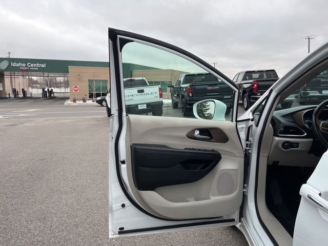 Used 2018 Chrysler Pacifica Touring-L w/ Premium Audio Group image 28