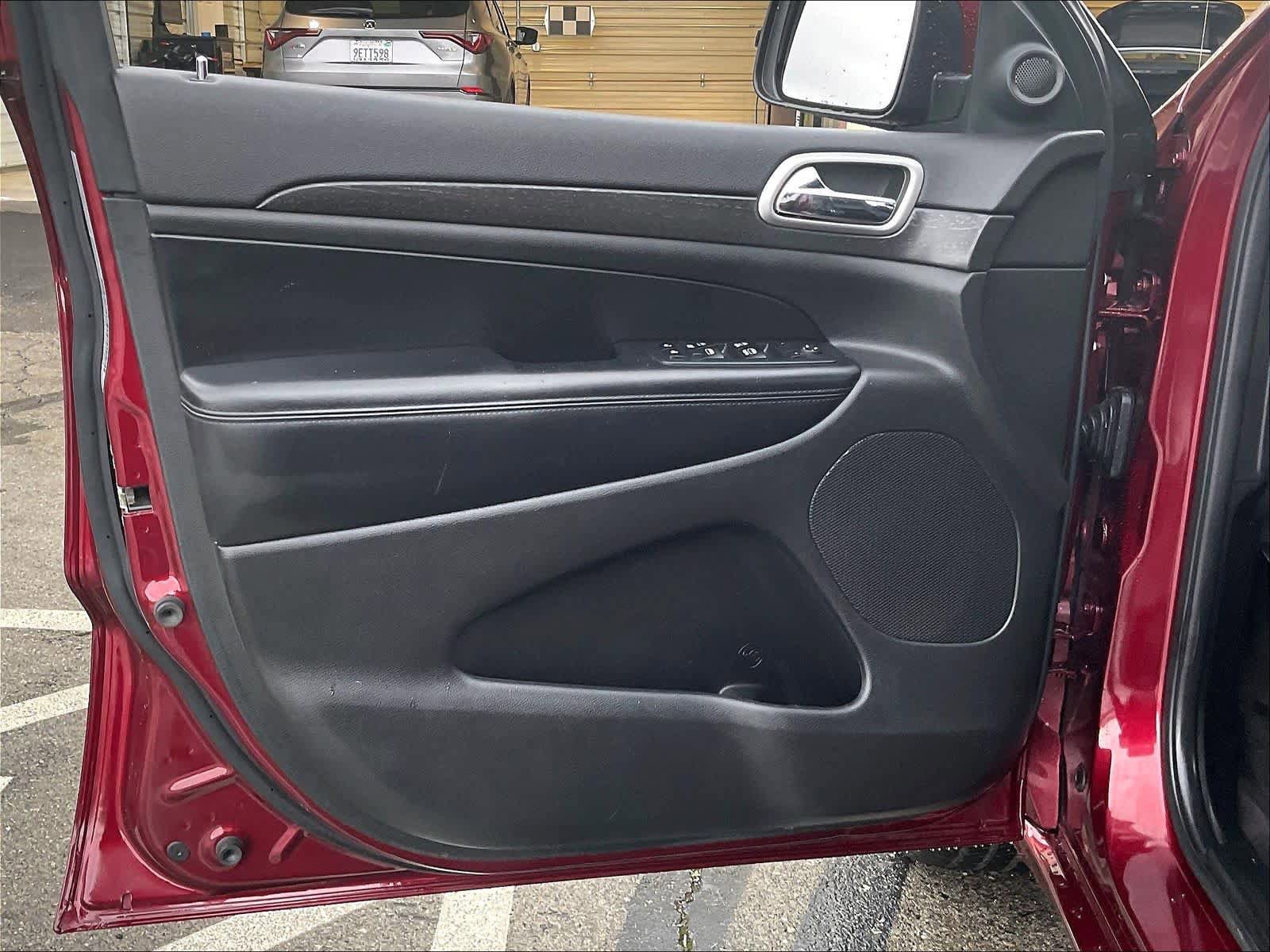 Used 2017 Jeep Grand Cherokee Altitude image 23