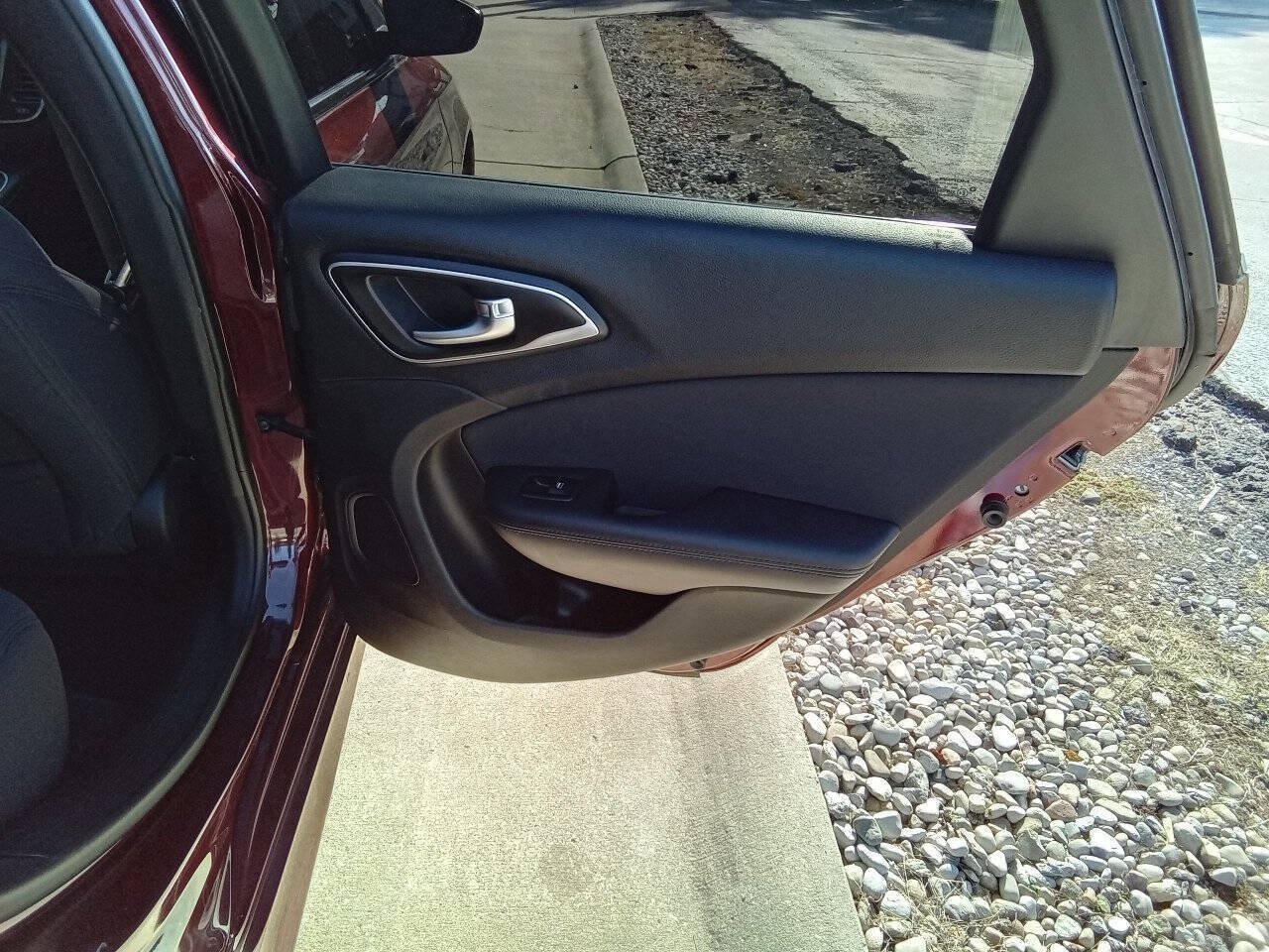 Used 2015 Chrysler 200 Limited FWD image 6