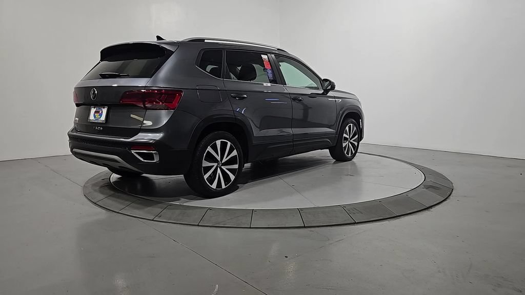 Used 2024 Volkswagen Taos SE FWD image 5