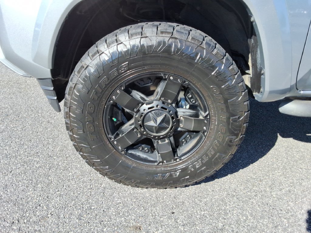 Used 2023 Toyota Tacoma Limited AWD/4WD image 9