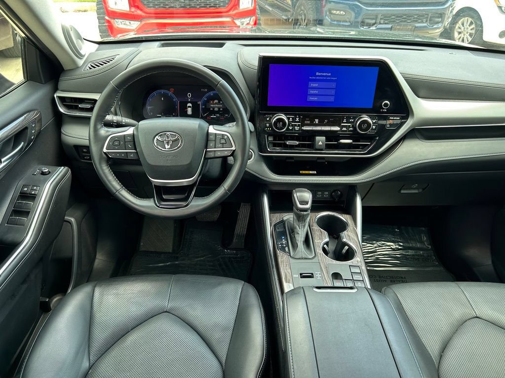 Certified 2024 Toyota Highlander Platinum FWD image 19