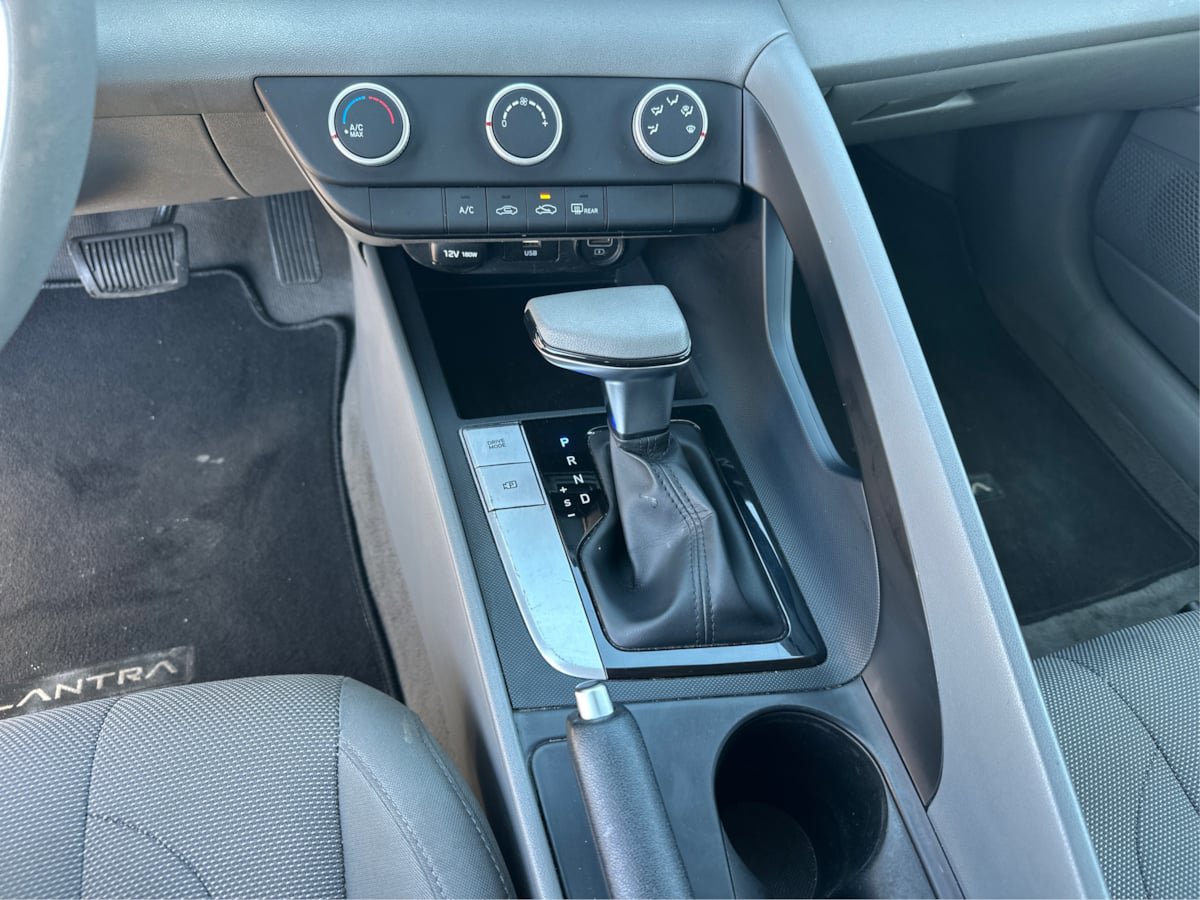 Used 2022 Hyundai Elantra SE FWD image 23