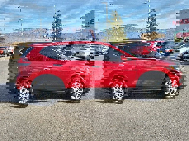 Used 2018 Nissan Rogue SV image 3