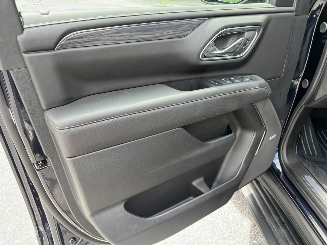 Used 2024 GMC Yukon SLT w/ SLT Luxury Package image 16